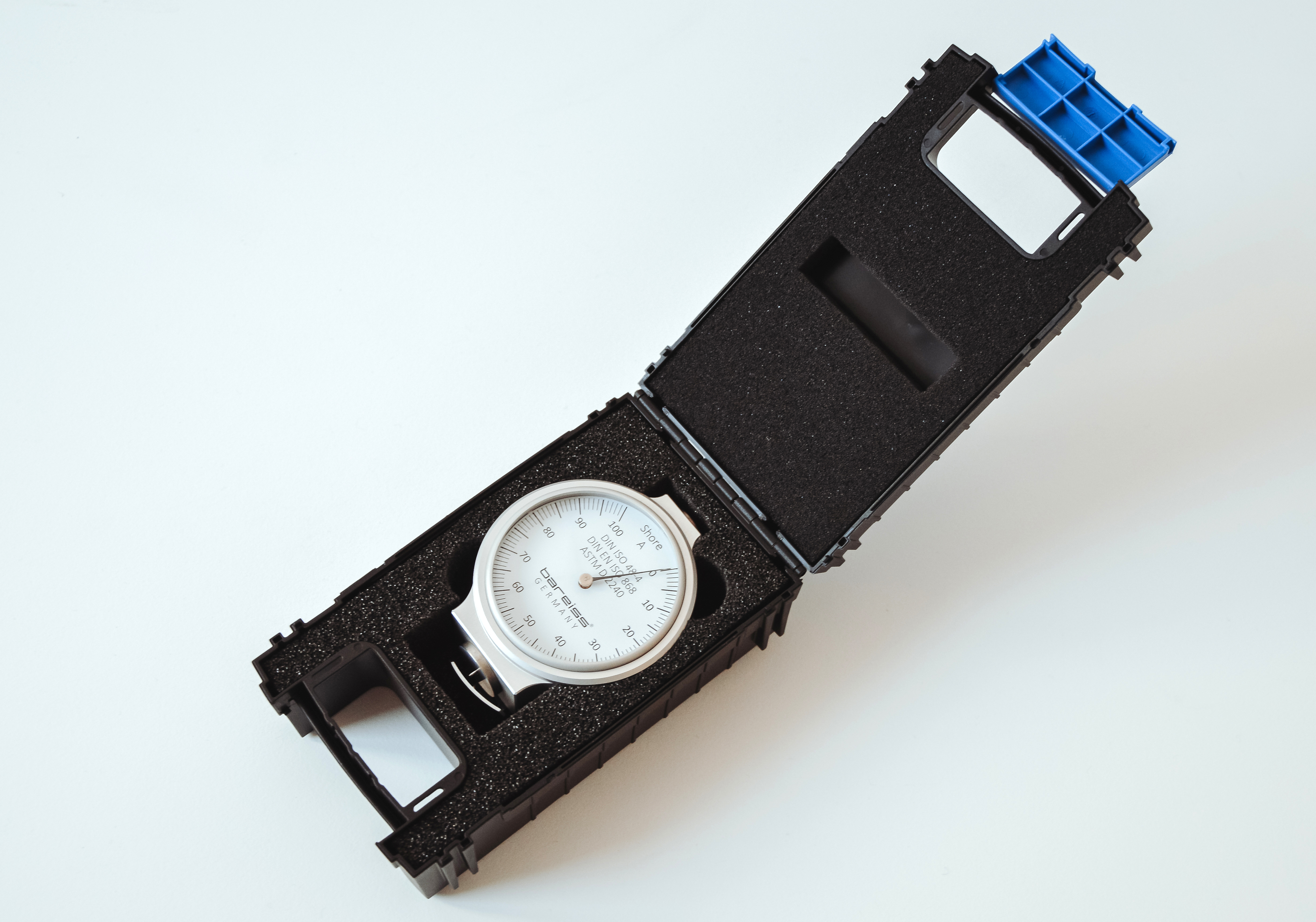 HP analog durometer in transport case