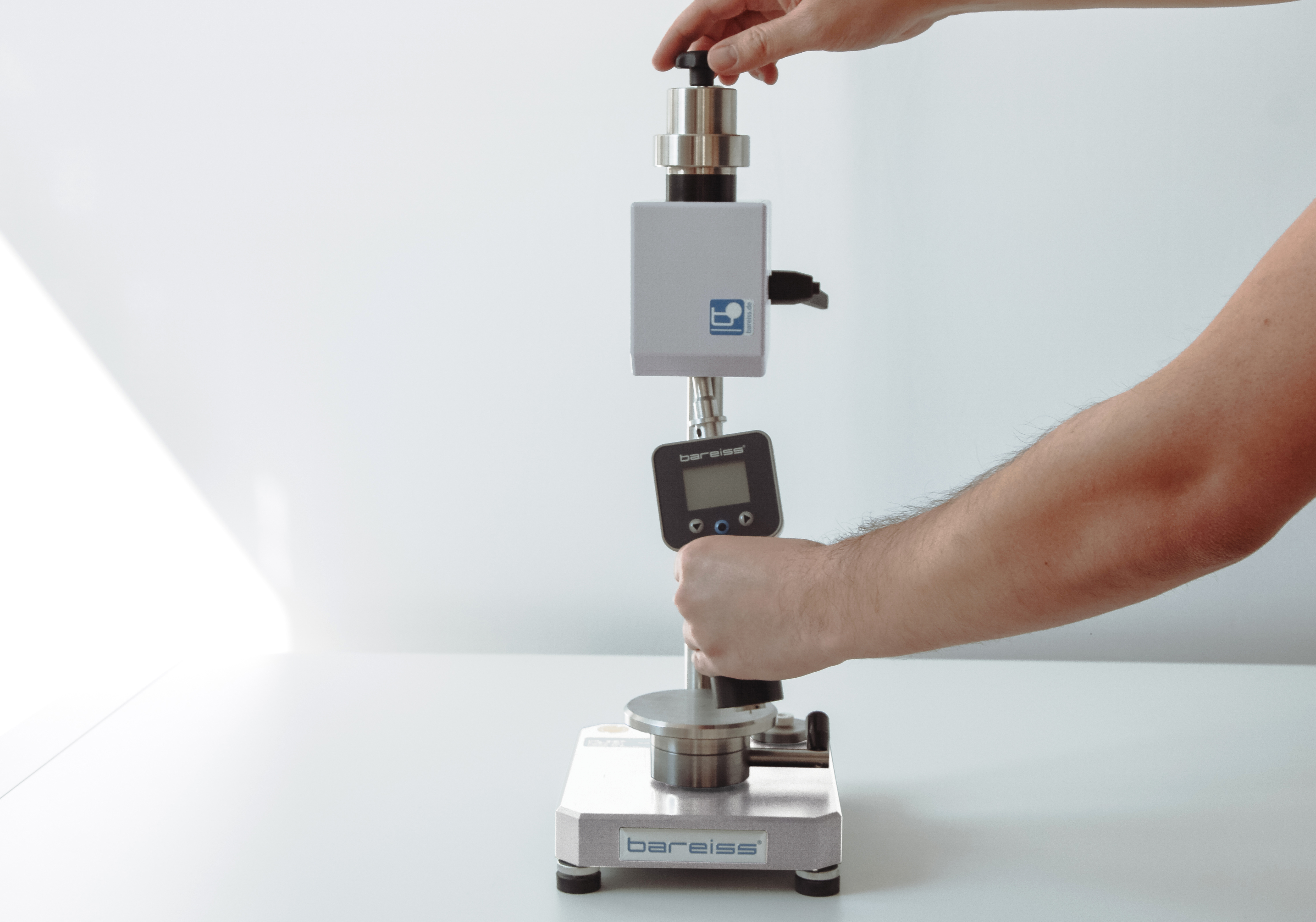Digital hardness tester HPE III Basic with automatic test stand BSA II