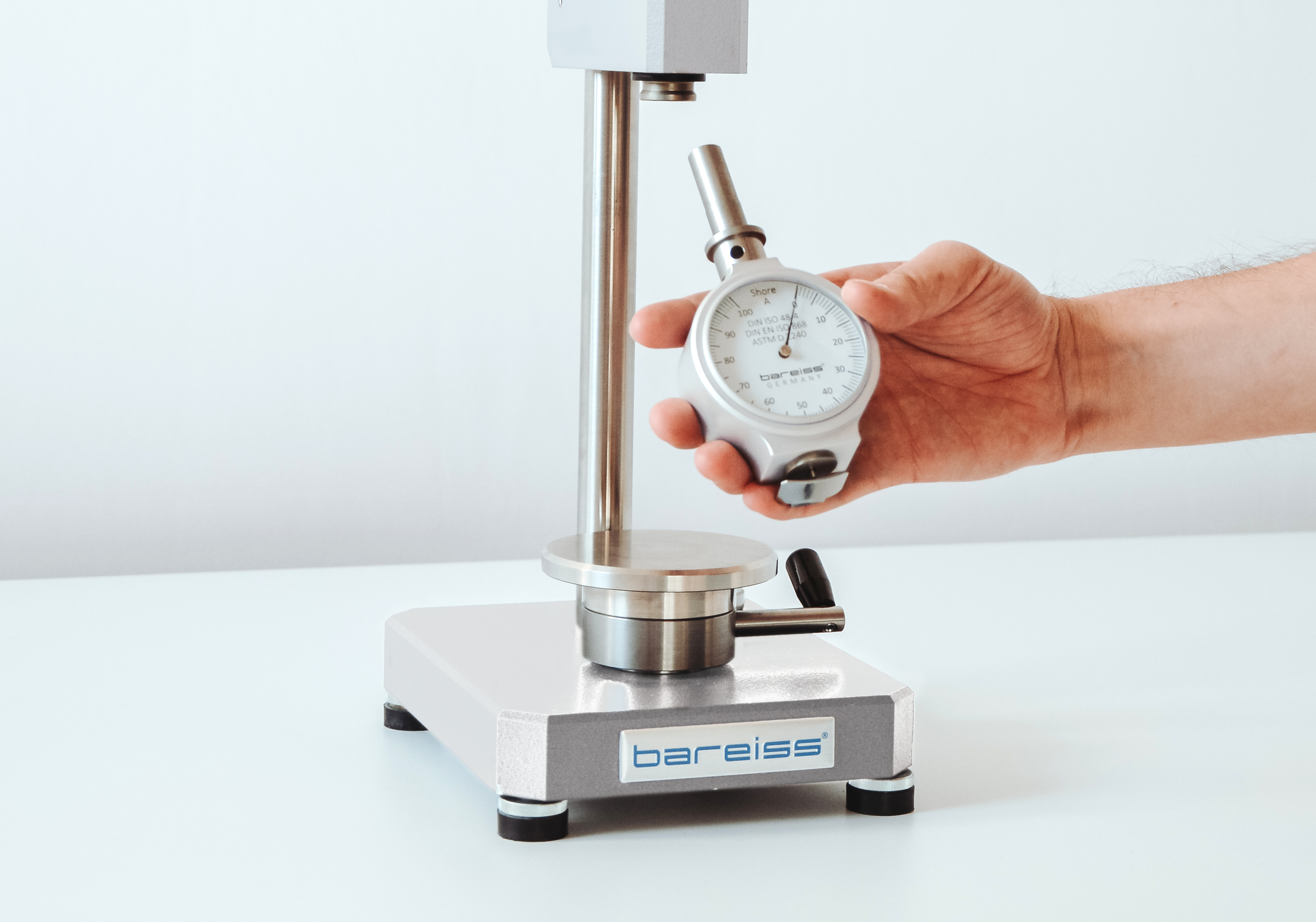 Manual test stand BS 61 II with mounted analog handheld hardness testing device HP