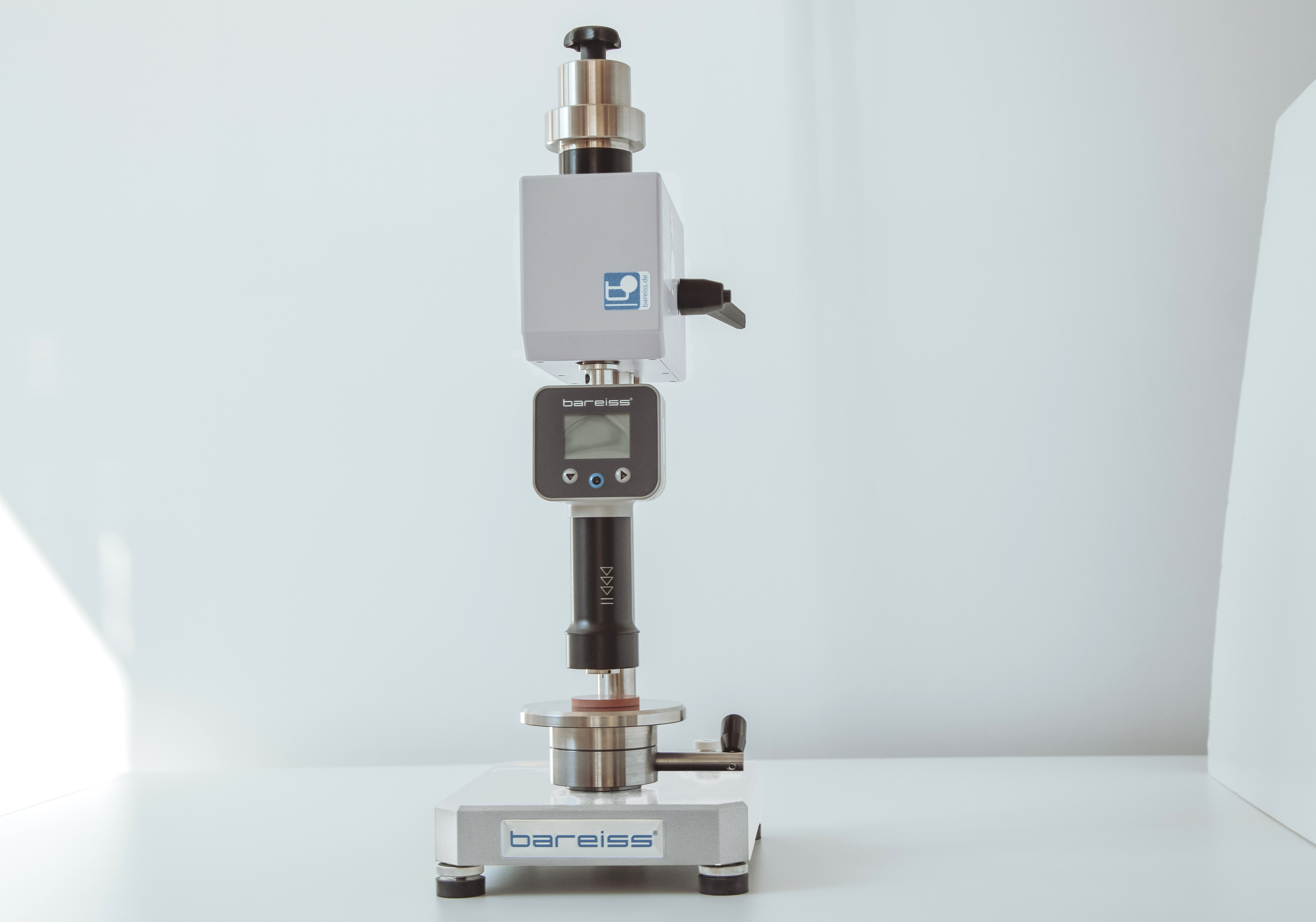 BSA II automatic test stand with HPE III Basic on sample