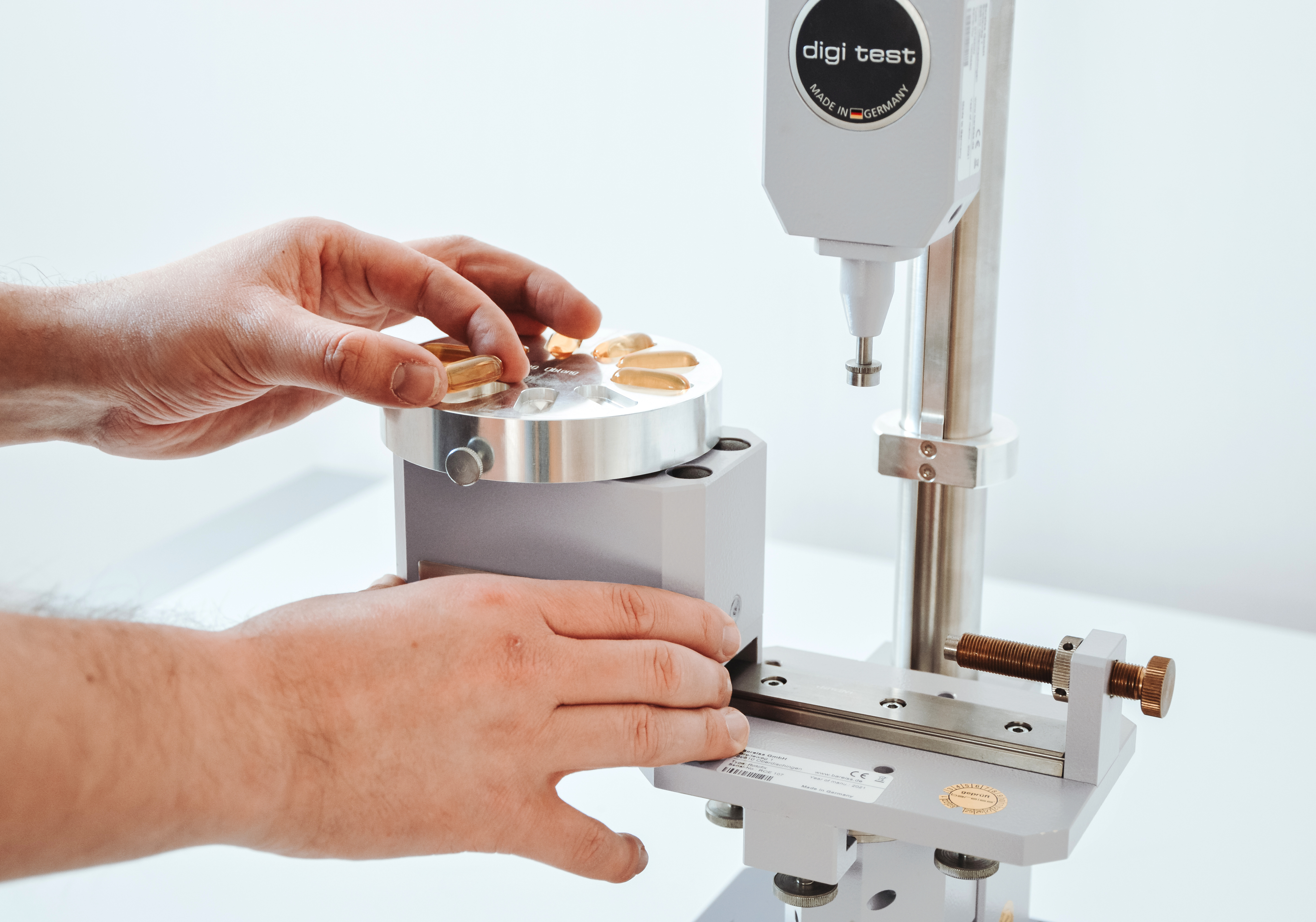 Gelomat fully automated testing device inserting gelatin capsules Rotofix